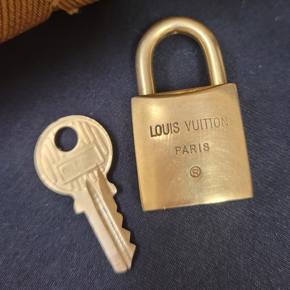 Authentic LV #204 Lock and Key - Picture 4 of 15
